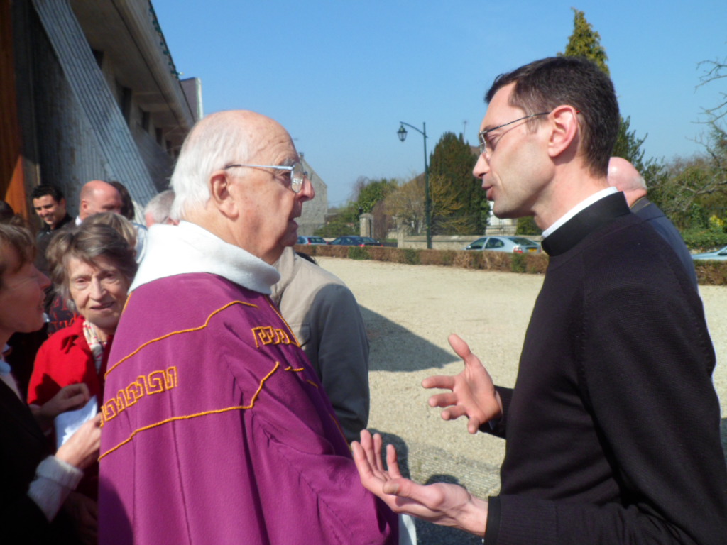 Le_P._Albisser_et_le_prtre_responsa_